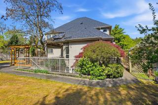 Billiards & Relaxation High-End 2BR Surrey Retreat - 8