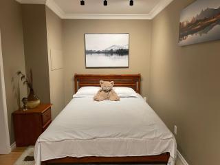 Billiards & Relaxation High-End 2BR Surrey Retreat - 3