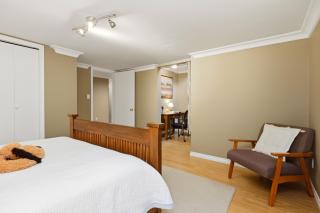 Billiards & Relaxation High-End 2BR Surrey Retreat - 1
