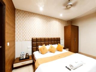 HOTEL THE EMBLEM - A Premium Hotel In Heart of City By Crown Group - 2