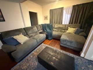Huge comfy 4br near CBD - 0