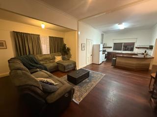 Huge comfy 4br near CBD - 6