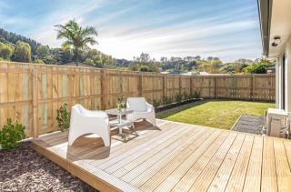 Peaceful Modern Stay with Deck facing the hills - 7
