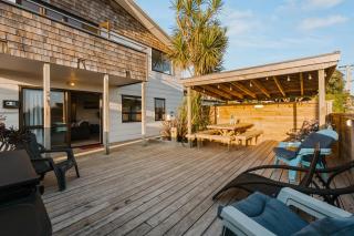 Waterfront location with estuary outlook and ocean beach access - sleeps 19 - 0