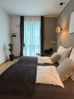 Große Designwohnung in Friedrichshafen mit Café im Haus und nur 5 Min zum Bahnhof, Bodensee, Messe & Flughafen - 2