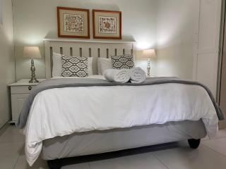 Garden flat with AC self catering - 8