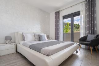 Luxurious beachfront villa Hrid with with Jacuzzi, infinity pool - 3