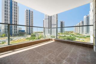 Modern 4BR Apt l Balcony l Mamad l Bldg Renovation - 9