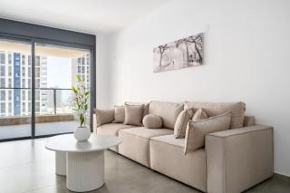 Modern 4BR Apt l Balcony l Mamad l Bldg Renovation - 6