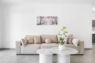 Modern 4BR Apt l Balcony l Mamad l Bldg Renovation - 3