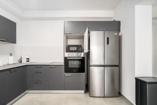 Modern 4BR Apt l Balcony l Mamad l Bldg Renovation - 2