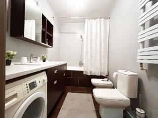 Cozy Central 2-Bedroom Apartment and Parking - 4