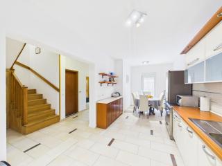 Spacious Apartment Lana in a Quiet Area of Banjole - 4