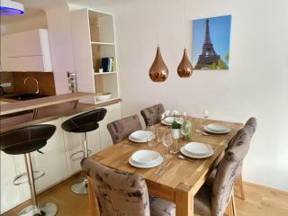 Modern 2 Bedroom Apartment with Free Parking - 0