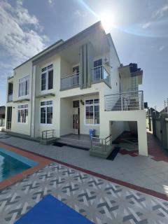 Jolly's Homestay Poolside Groundfloor - 1