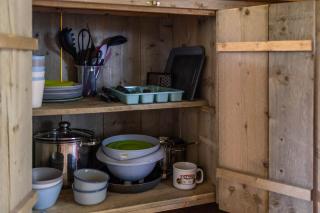 Safaritent bij speeltuin voor gezinnen op groen rustig park op de Veluwe - 2