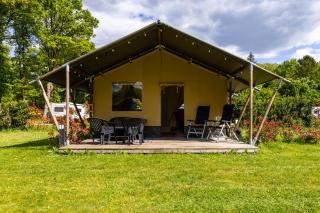 Safaritent bij speeltuin voor gezinnen op groen rustig park op de Veluwe - 0