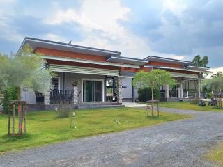 บ้านน้ำผึ้งโฮมสเตย์ Pool & Garden - 8