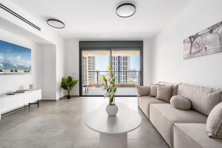 Spacious 4BR w Balcony & Mamad l Bldg Renovation - 0