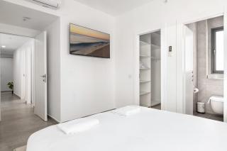 Spacious 4BR w Balcony & Mamad l Bldg Renovation - 8