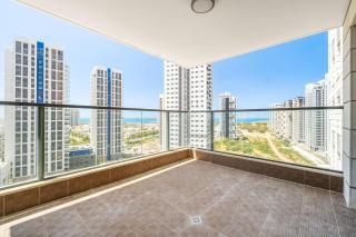 Spacious 4BR w Balcony & Mamad l Bldg Renovation - 9