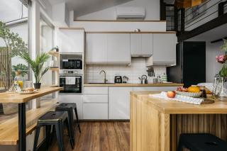 Luxury Haven 3BR Penthouse, 3Bath, Hot Tub & Roof - 2