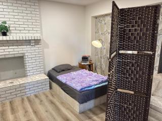 Vancouver Downtown Living Room Stay- Open Room for 3, Free Parking - 6