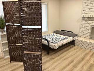 Vancouver Downtown Living Room Stay- Open Room for 3, Free Parking - 3