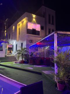 DE Lounge Inn - 8
