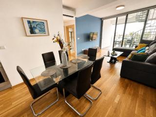 Jay's Penthouse 2-BR Apt W/ Terrace in Larnaca - 5