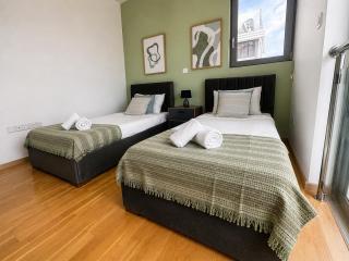 Jay's Penthouse 2-BR Apt W/ Terrace in Larnaca - 7