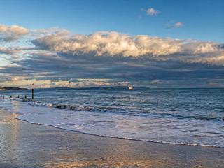 Burlington Mansions - FREE ALLOCATED PARKING - 8 mins walk to the beach - Gym - Pool Table - Brought to you by Coastline Retreats - 4
