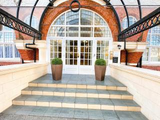 Burlington Mansions - FREE ALLOCATED PARKING - 8 mins walk to the beach - Gym - Pool Table - Brought to you by Coastline Retreats - 5