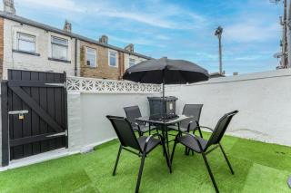 Burnley Junction 10 Comfort House — Sleeps 8 - 6