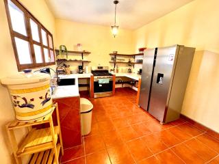 Villa San Lazaro, Alojamiento entero, para 8 personas en Antigua con amplio parqueo y terraza con vistas al volcan - 9
