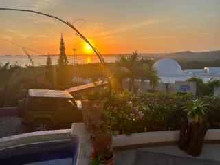 Hippie Palace Rooftop Fun Ocean Views And Sunset Vibes - 2