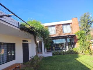 Casa Espaciosa con Quincho, Piscina, Parque y Canchas - 0