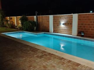 Casa Espaciosa con Quincho, Piscina, Parque y Canchas - 3