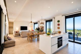 Villa Las Encinas · Jardín y vistas cerca del mar - 9