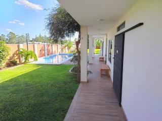 Casa Espaciosa con Quincho, Piscina, Parque y Canchas - 7