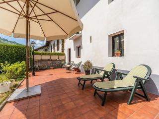 Uitzenea farmhouse with private garden - 2