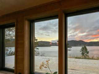 Panoramic Cabin By Lake Lundevannet - 2