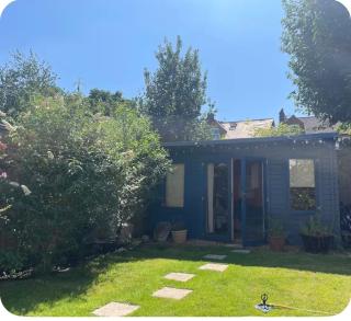 Large garden flat - 7