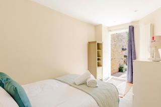 Large garden flat - 4