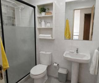 Casa Espaciosa con Quincho, Piscina, Parque y Canchas - 4