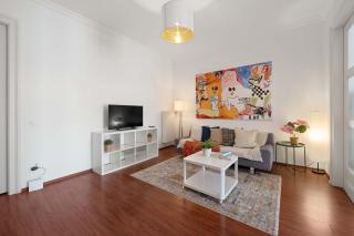 Sun-Soaked Art Flat w Balcony nr Opera House - 5