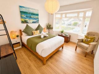 Mudeford Coastal Retreat - Parking - Walk to Beach - Pet Friendly - Sleeps 6 - 7