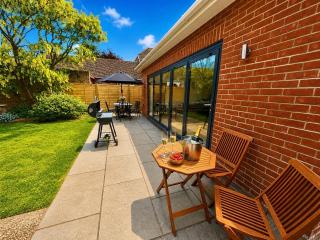 Mudeford Coastal Retreat - Parking - Walk to Beach - Pet Friendly - Sleeps 6 - 1