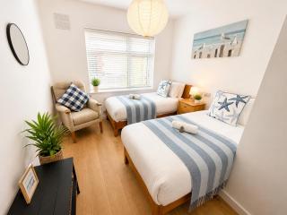 Mudeford Coastal Retreat - Parking - Walk to Beach - Pet Friendly - Sleeps 6 - 6