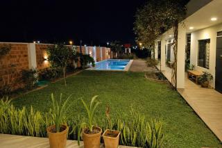 Casa Espaciosa con Quincho, Piscina, Parque y Canchas - 1